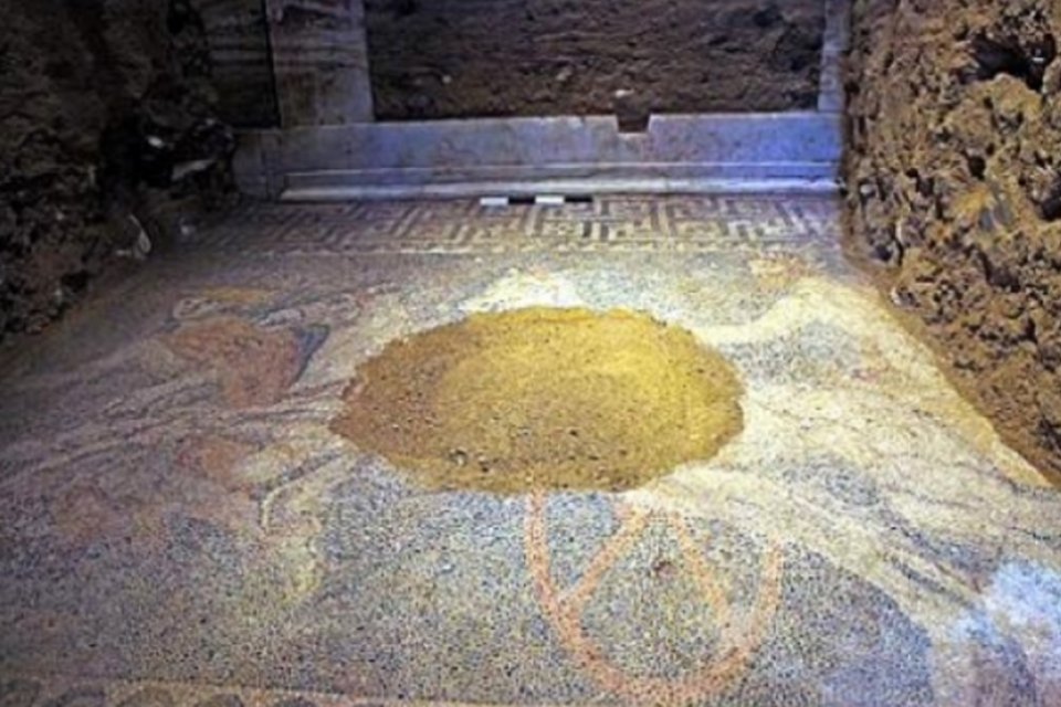 Descoberto grande mosaico em tumba misteriosa na Grécia