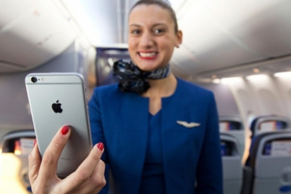 23 mil aeromoças usarão iPhones 6 Plus em 2015