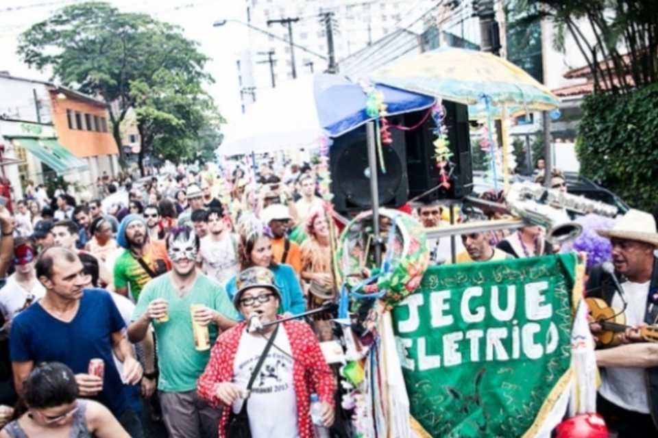 Hábito de homens se fantasiarem de mulher no carnaval é um ritual de inversão