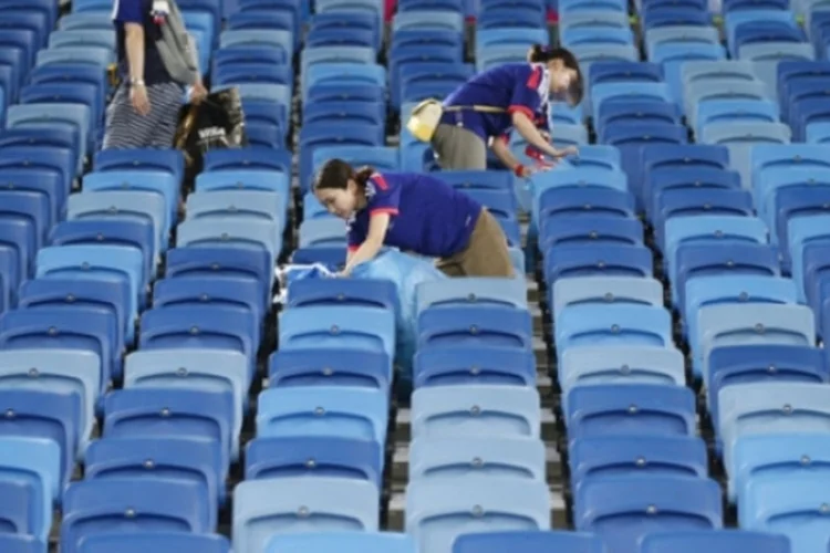 torcida-japonesa-limpa-estadio