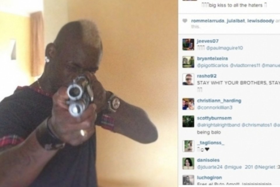 Balotelli posta foto no instagram apontando pistola para "inimigos"