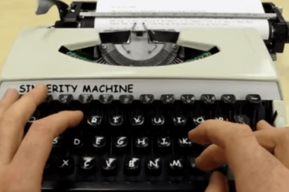 Artista cria máquina de escrever com fonte Comic Sans