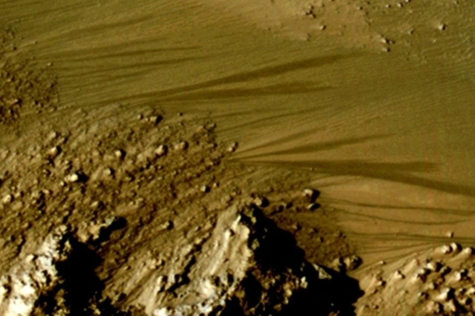 Indícios de água corrente são encontrados em Marte
