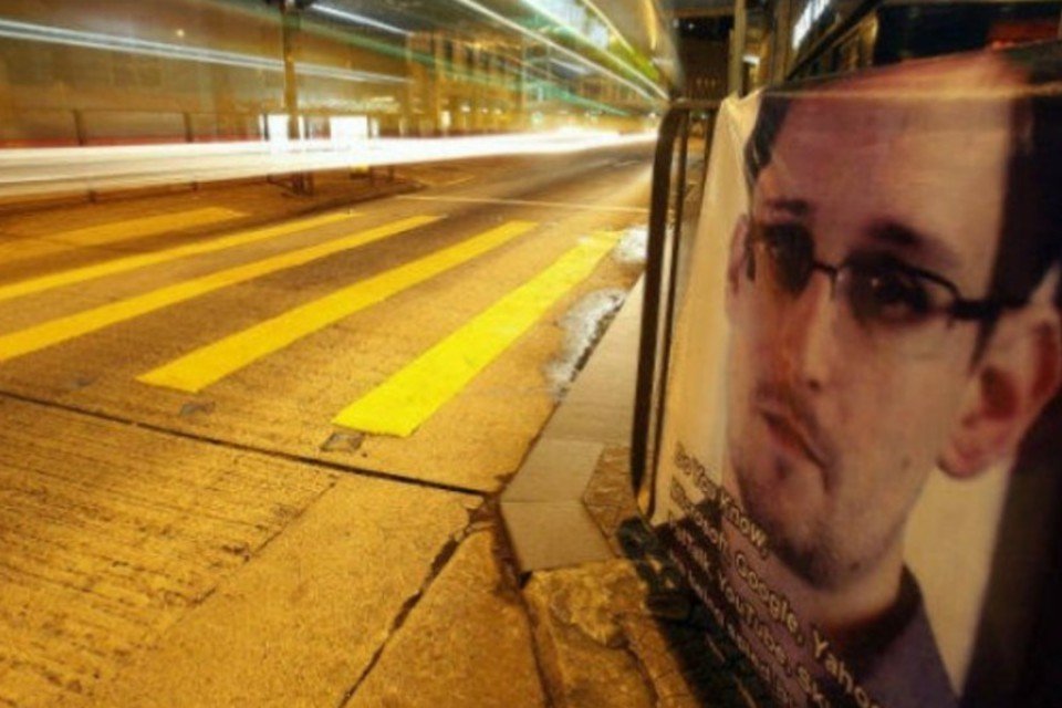 Snowden permanece em Moscou, apesar de ofertas de asilo
