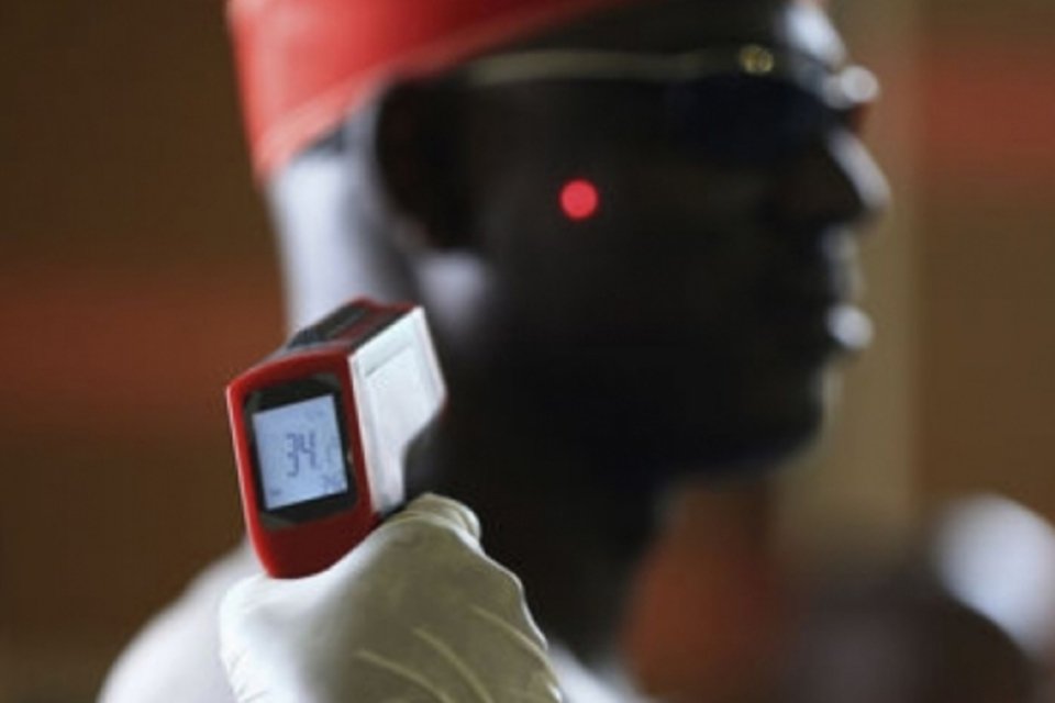 OMS: Países atingidos por Ebola devem examinar todos os viajantes