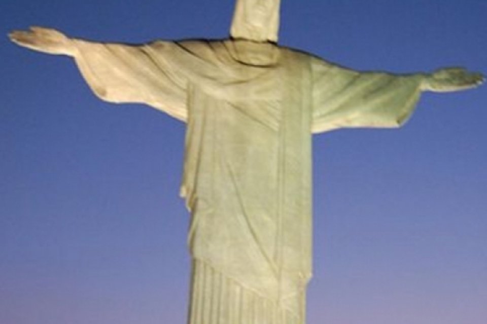 Dedo do Cristo Redentor é danificado por raios