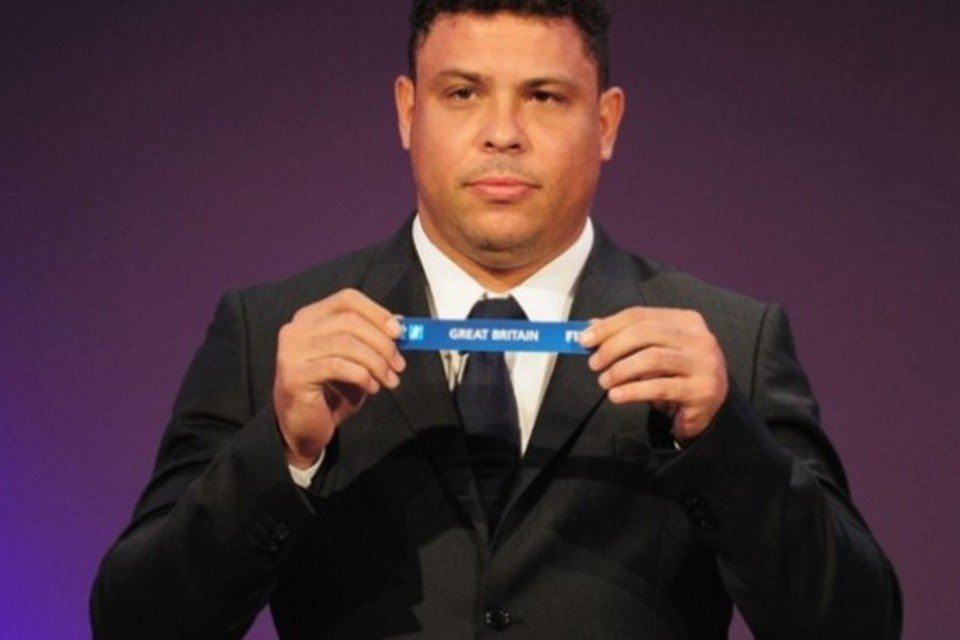Ronaldo usa Twitter para defender Copa do Mundo