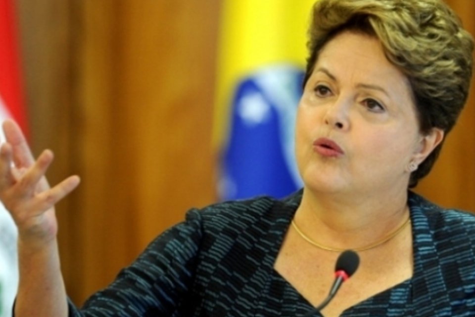 Vacinação de meninas contra HPV reduz risco de câncer, diz Dilma