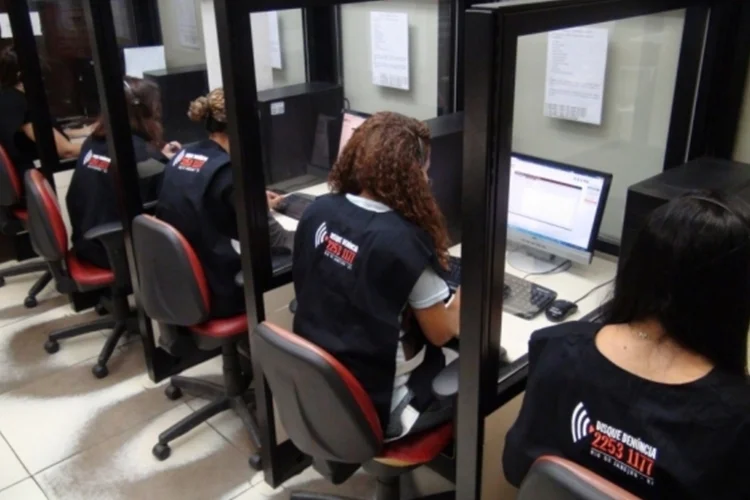 O Disque Denúncia oferece recompensa R$ 1 mil por informações que levem à prisão de dois acusados que estão foragidos (Divulgação/Divulgação)