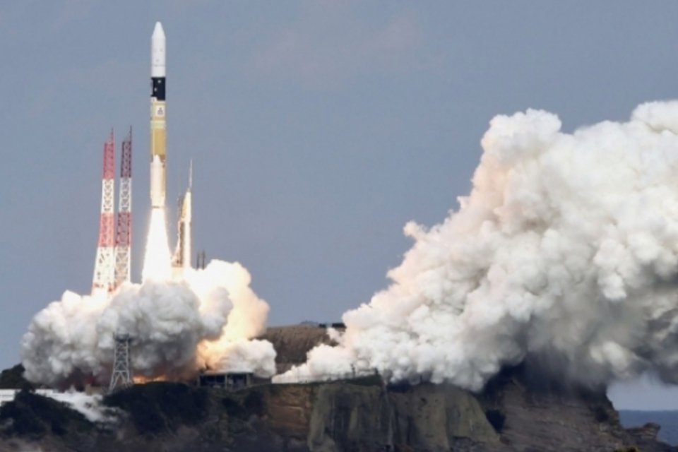 Japão lança foguete com sonda que deve pousar em asteroide em 2018