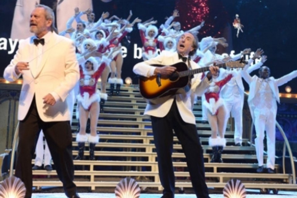 Monty Python faz público cantar no retorno aos palcos em Londres