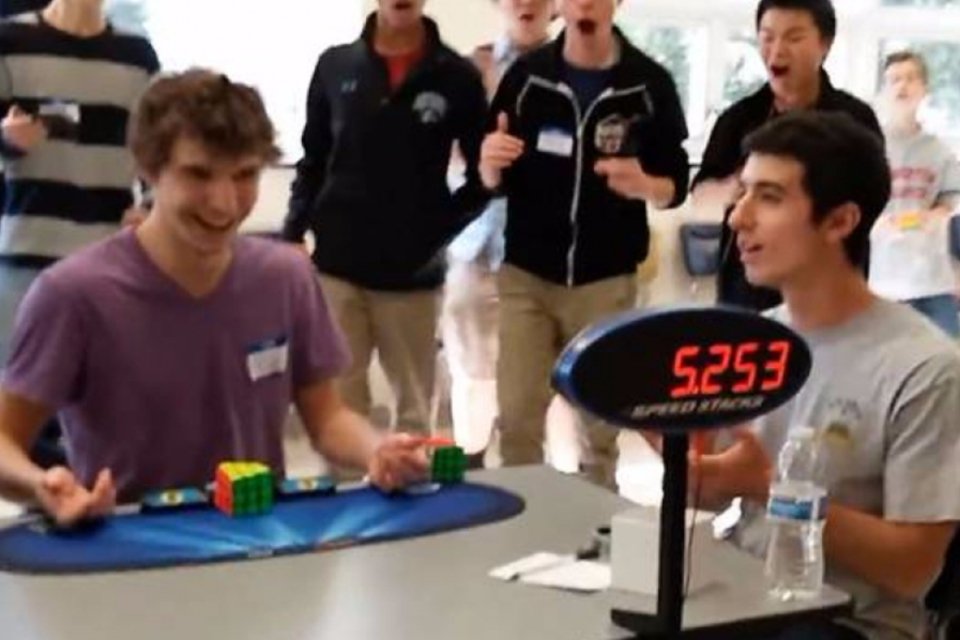 Assista a um adolescente bater (em 5,25 segundos) o recorde mundial do Cubo Mágico