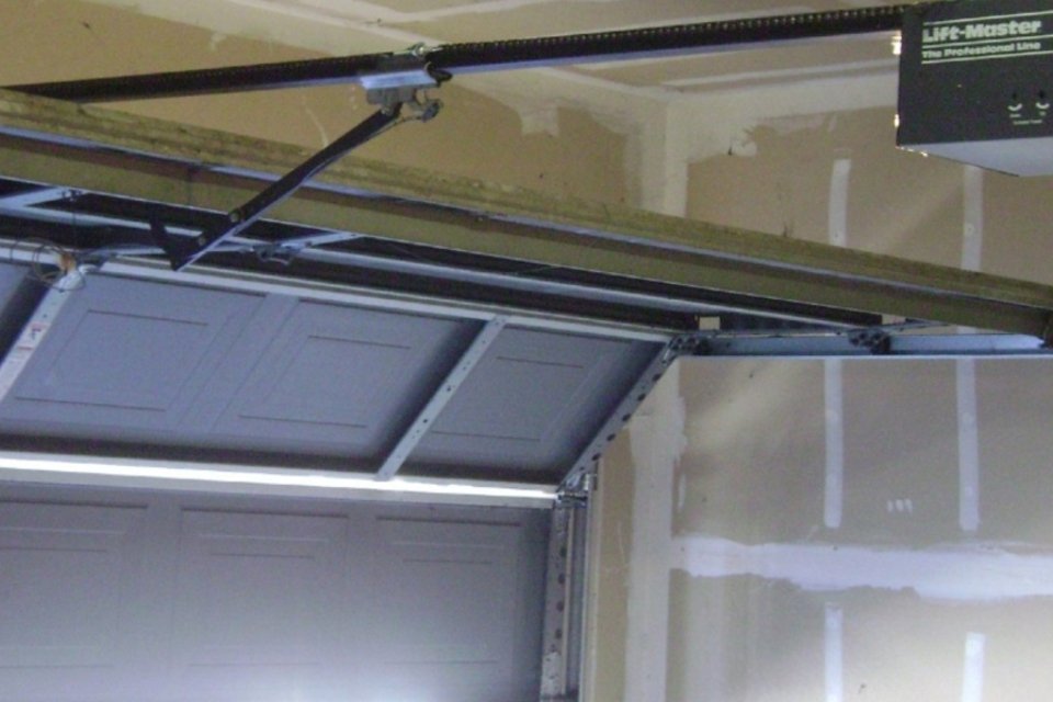 Pesquisador cria abridor de garagem universal usando apenas um brinquedo