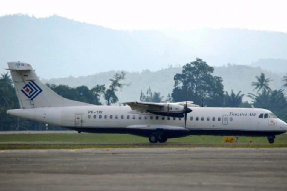 Avião indonésio com 54 pessoas a bordo desaparece