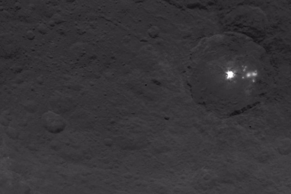 Mistério dos pontos brilhantes em planeta anão segue sem resposta