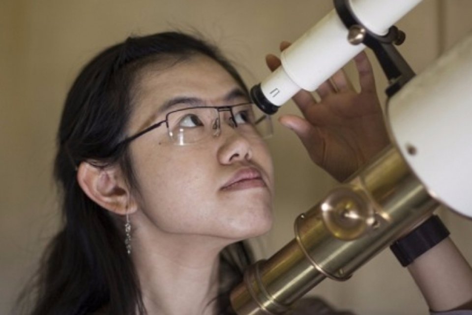 Garota de 23 anos prova existência de tubos de plasma em torno da Terra