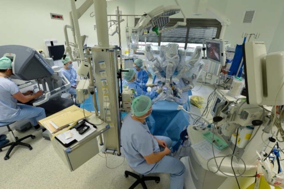 Hospital francês faz extração e transplante renal pela vagina com robô