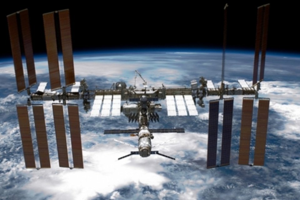 Problema com foguete russo obriga astronautas da ISS a adiar viagem de volta