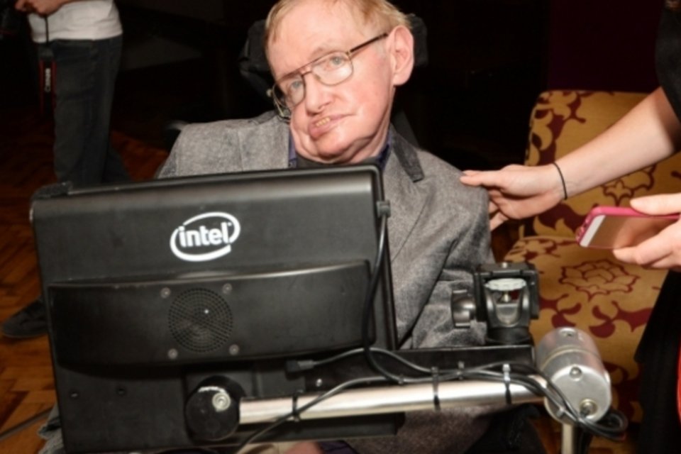 Stephen Hawking diz que consideraria suicídio assistido caso se tornasse um "fardo"