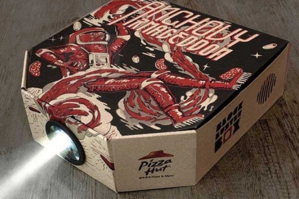 Pizzaria cria caixa que transforma smartphone em projetor