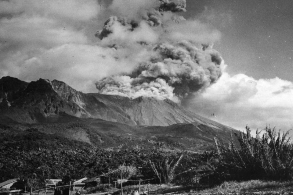 Japão eleva nível de alerta de vulcão perto de usina nuclear reativada