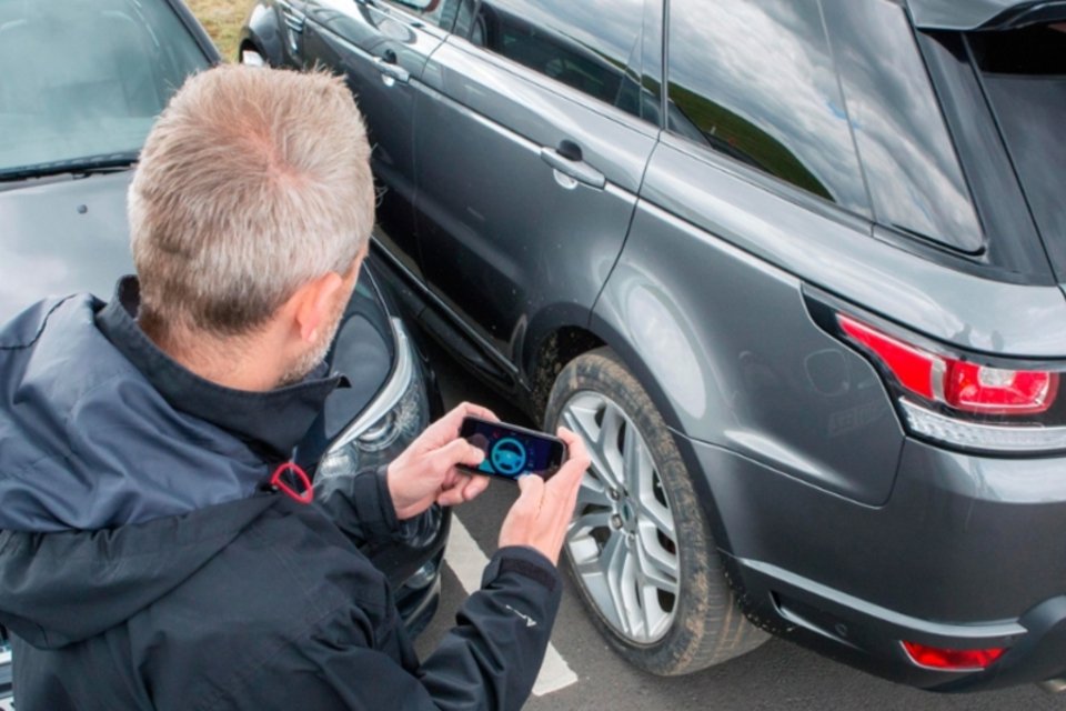 Aplicativo transforma Land Rover em carro de controle remoto