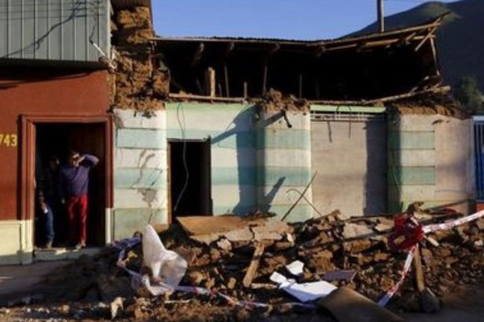 Terremoto provoca ondas enormes no litoral chileno e deixa ao menos 8 mortos