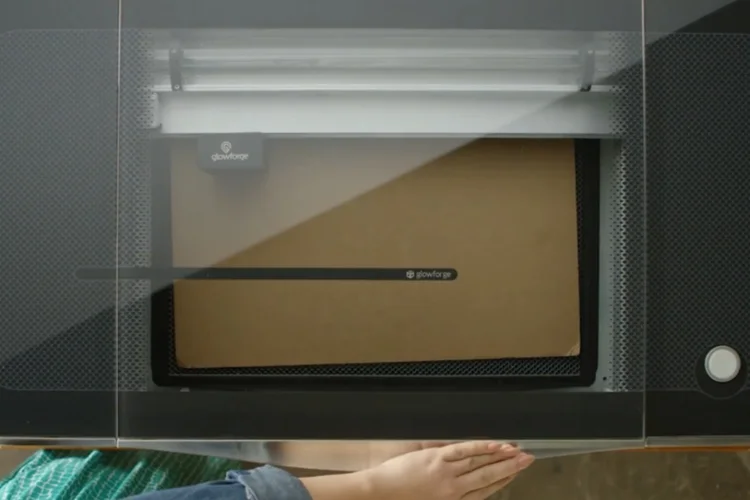 Glowforge é uma impressora 3D que corta materiais a laser (Reprodução)