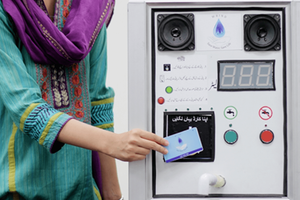 "Caixa eletrônico" movido a energia solar fornecerá água potável no Paquistão