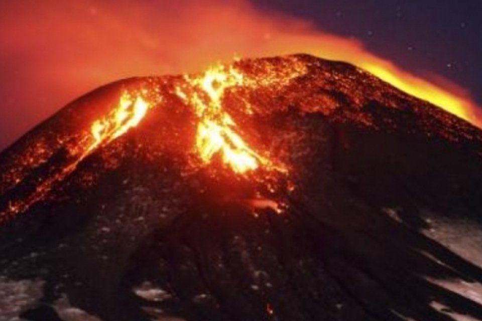 Vulcão Villarrica reduz atividade após entrar em erupção no sul do Chile