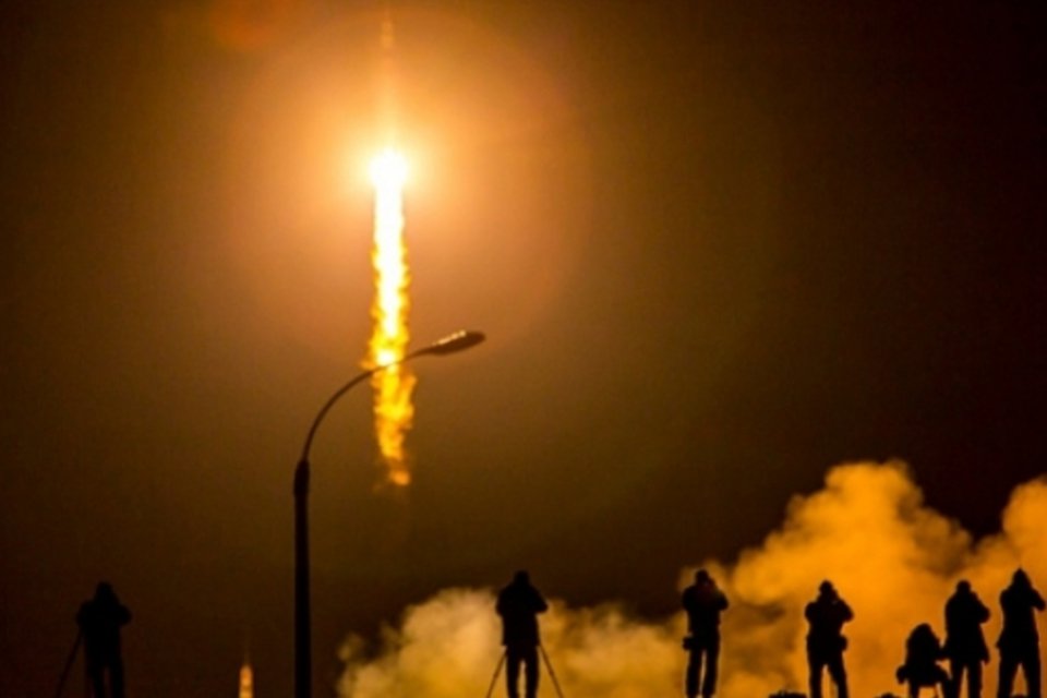 Soyuz atraca na ISS levando três astronautas