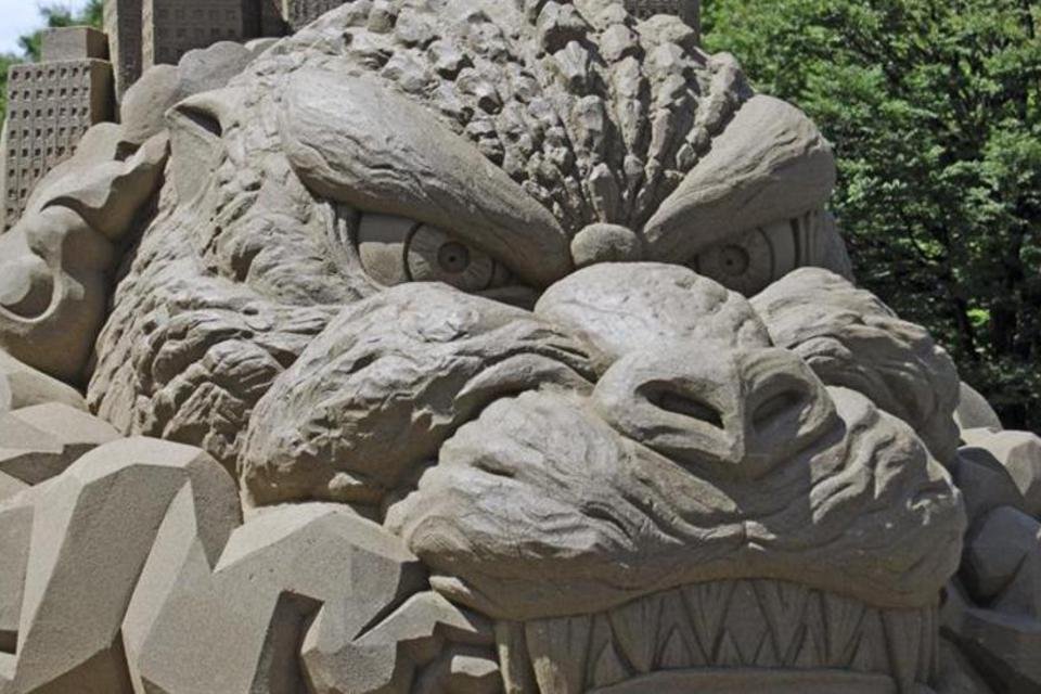 Godzilla gigante de areia "invade" parque de Tóquio