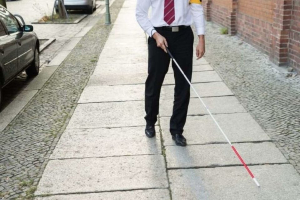 Bengala com reconhecimento facial ajuda deficientes visuais a identificar pessoas na rua