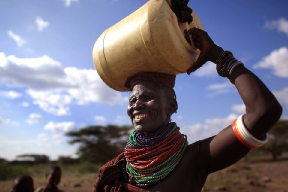 "Caixa eletrônico" que vende água barata alcança mais de 100 mil pessoas na África