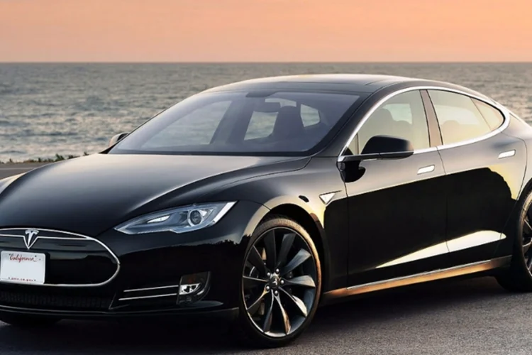 Tesla Model S P85D (Divulgação)