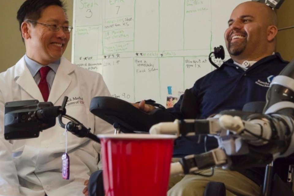 Tetraplégico consegue beber cerveja usando braço robótico controlado com a mente