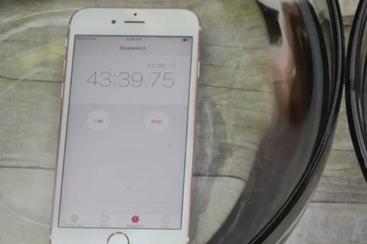 iPhone 6s mergulhado (Reprodução/YouTube)