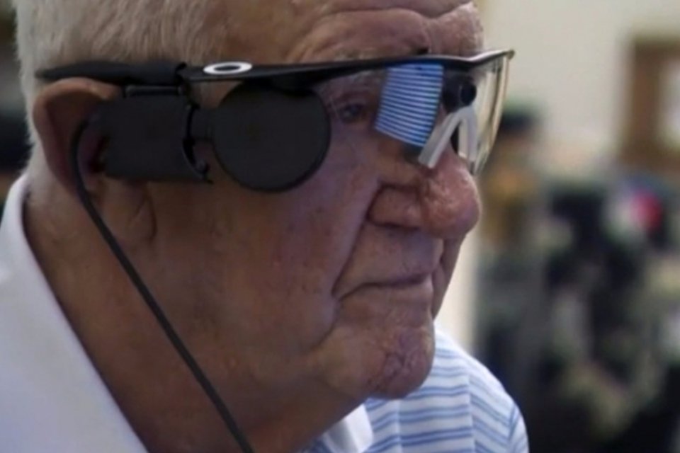 Implante de olho biônico faz homem recuperar visão após sofrer doença relacionada à idade
