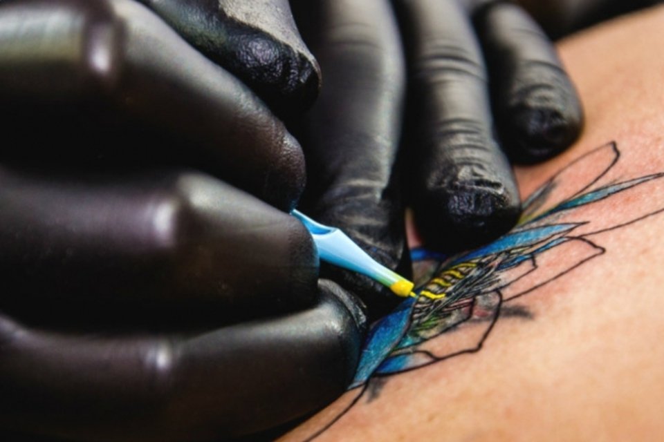 Tintas usadas em tatuagens podem gerar riscos à saúde, diz estudo