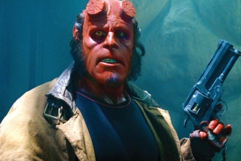 Ator Ron Perlman pede no Twitter apoio para filmar Hellboy 3