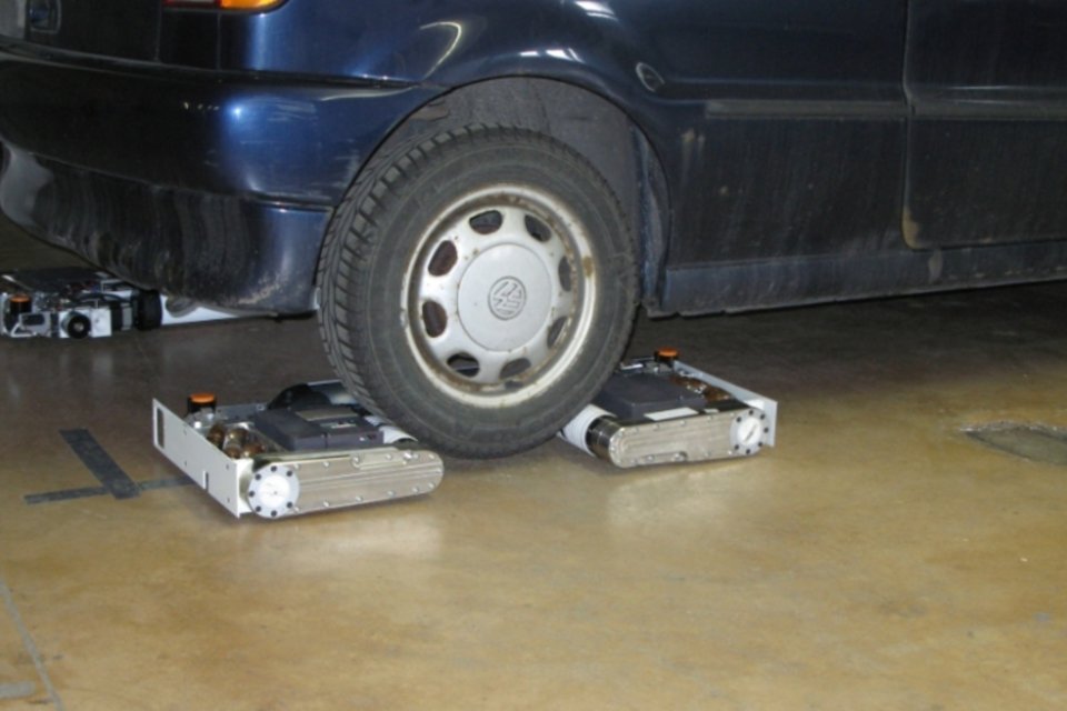 Como rebocar um carro estacionado usando quatro robôs