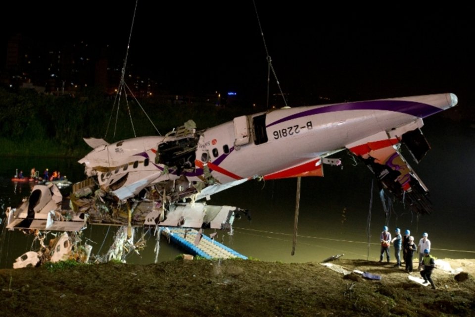Piloto de avião que caiu em Taiwan desligou motor por engano