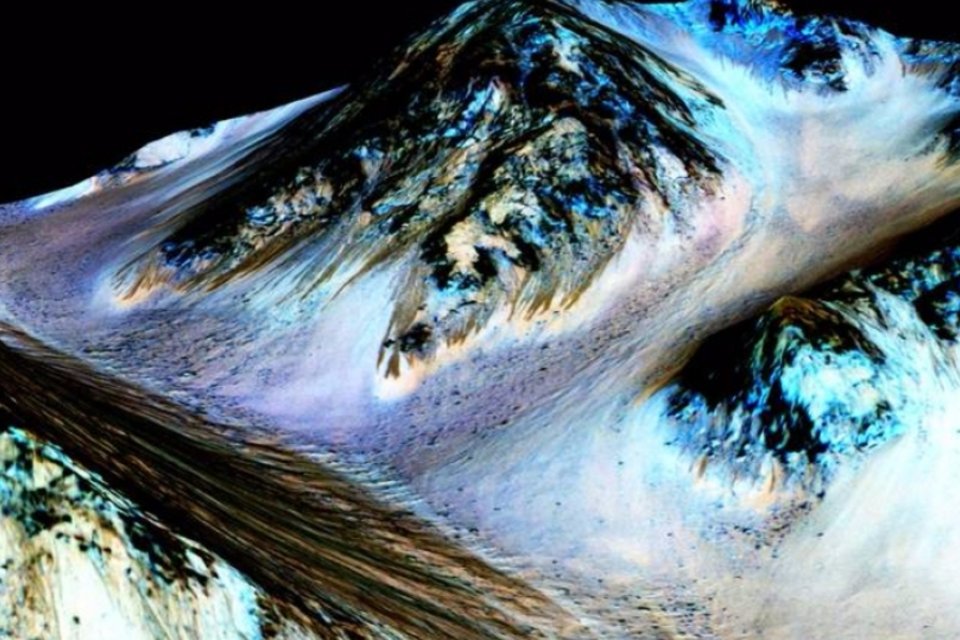 Nasa afirma que água em estado líquido corre pela superfície de Marte