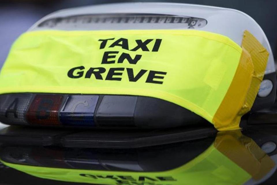 Taxistas franceses bloqueiam vias em protesto contra Uber