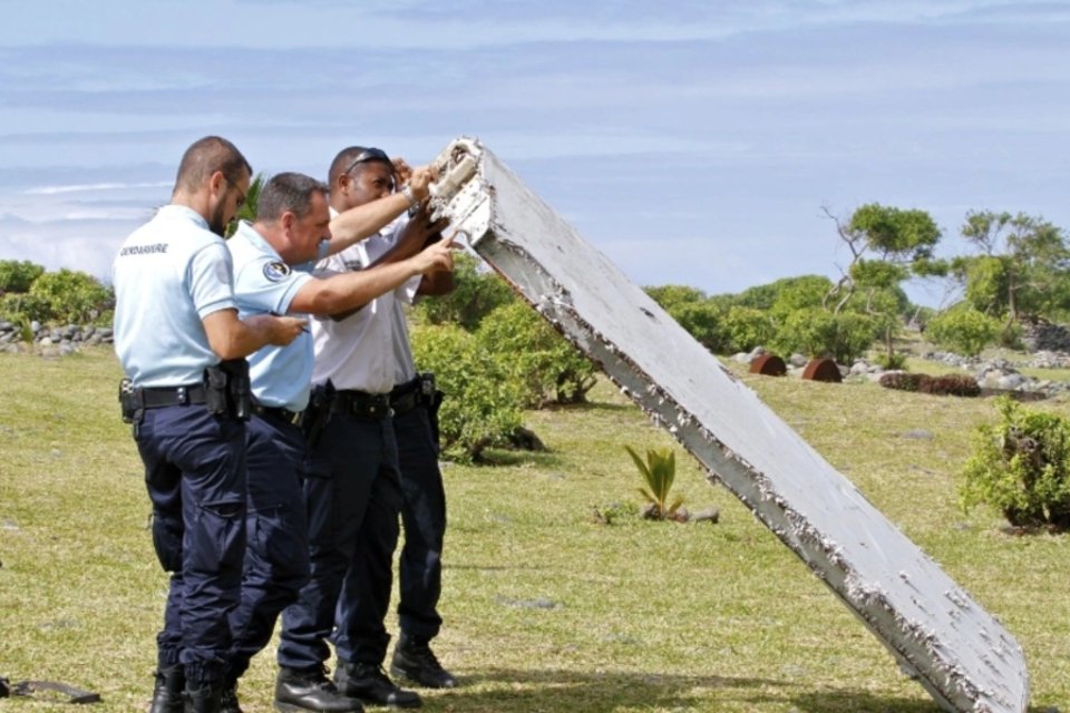 Autoridades confirmam que destroço é do voo desaparecido da Malaysia Airlines