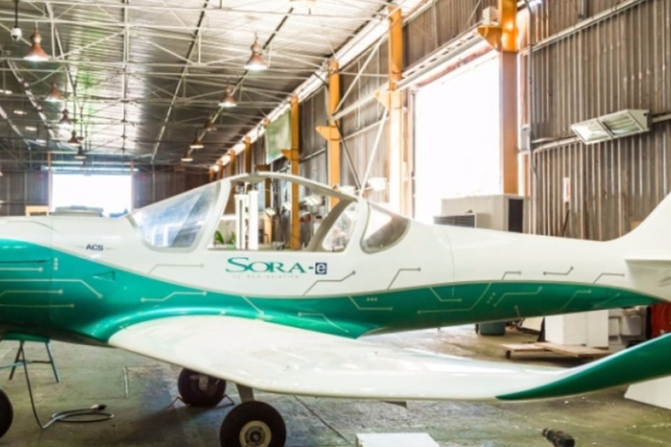 Primeiro avião elétrico tripulado da América Latina faz voo inaugural