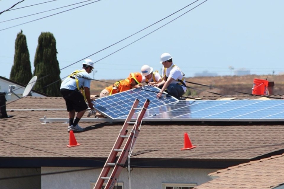 Bairros pobres nos EUA ganharão paineis solares comprados com dinheiro de poluidoras