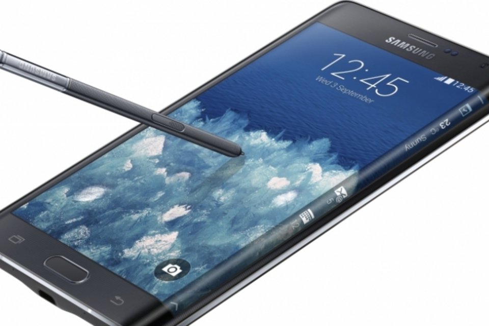 Smartphone com tela de borda curva da Samsung será vendido por R$ 3 500 no Brasil