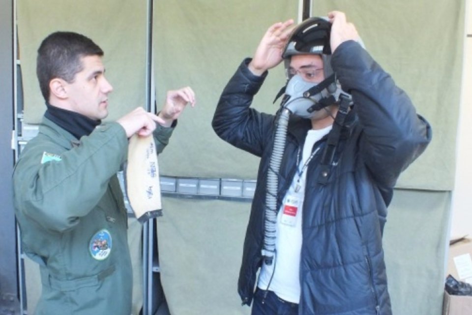 Estudante brasileiro premiado com voo espacial passa por treinamentos