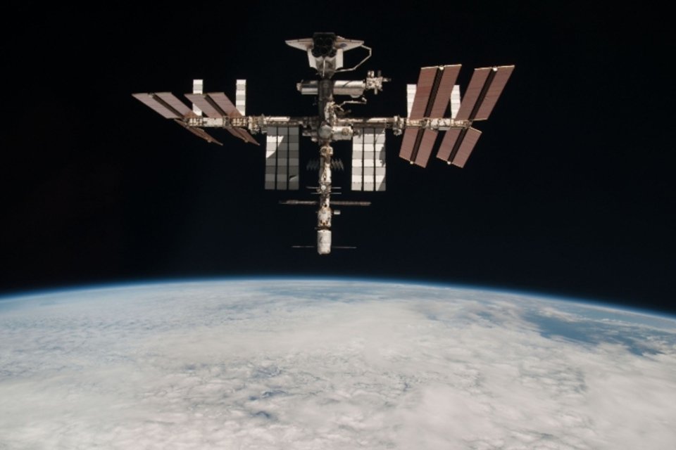 Nova tripulação chegará à Estação Espacial Internacional com dois meses de atraso